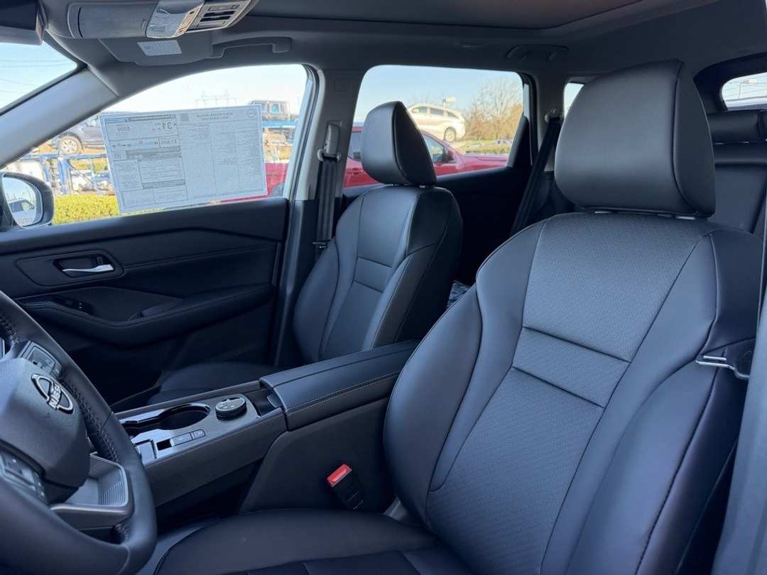 2026 Nissan Rogue Dark Armor - Image 15