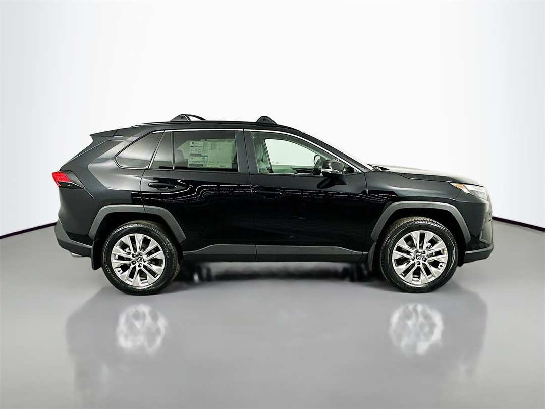 2025 Toyota Rav4 XLE Premium - Image 8