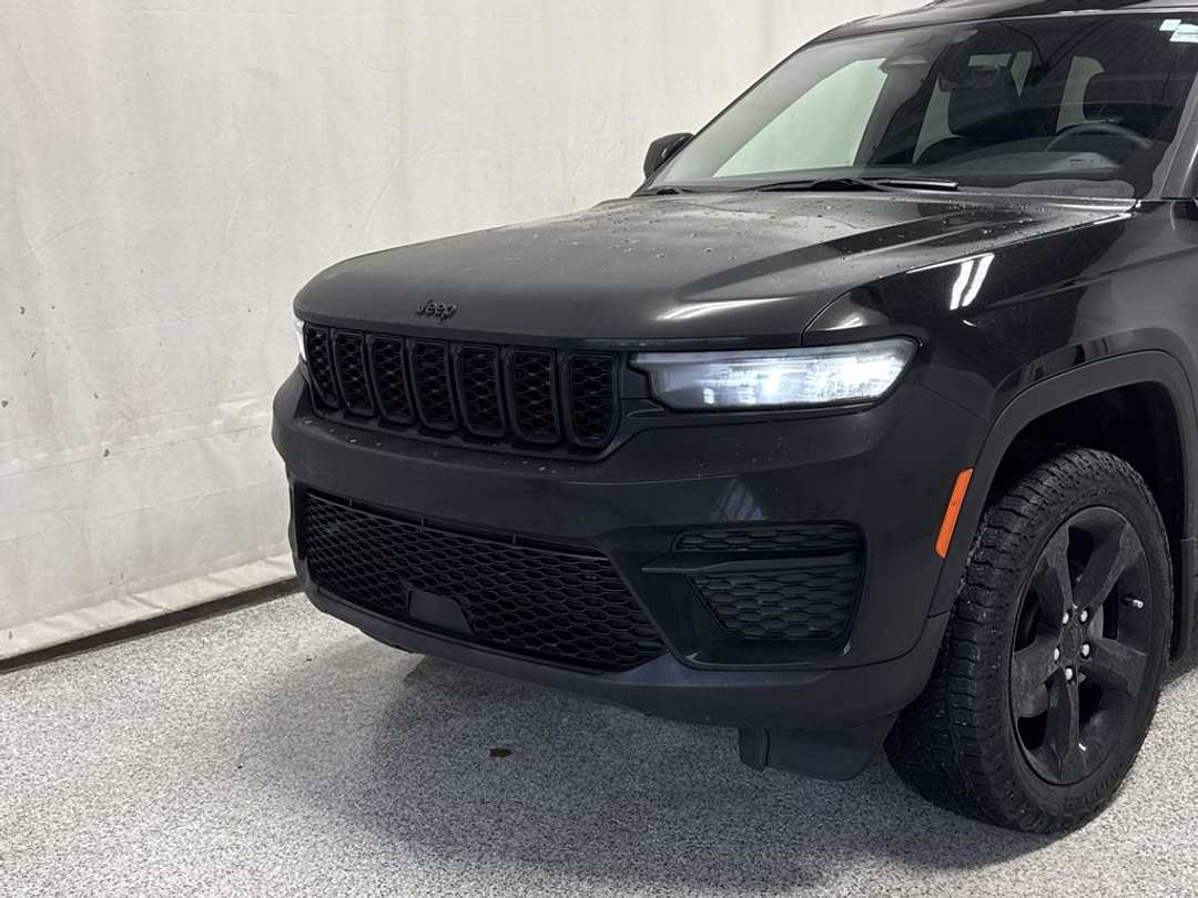 2025 Jeep Grand Cherokee Altitude - Image 3