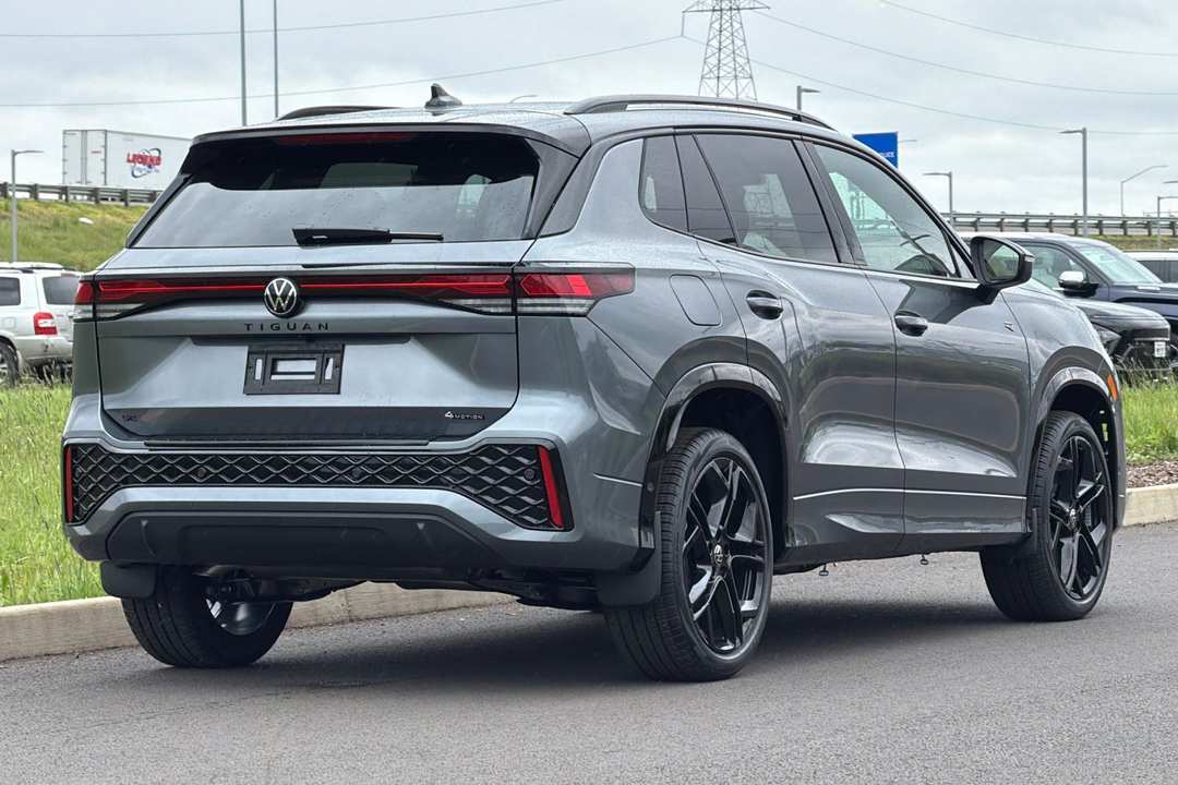 2026 Volkswagen Tiguan 2.0T SE RLine Black - Image 3