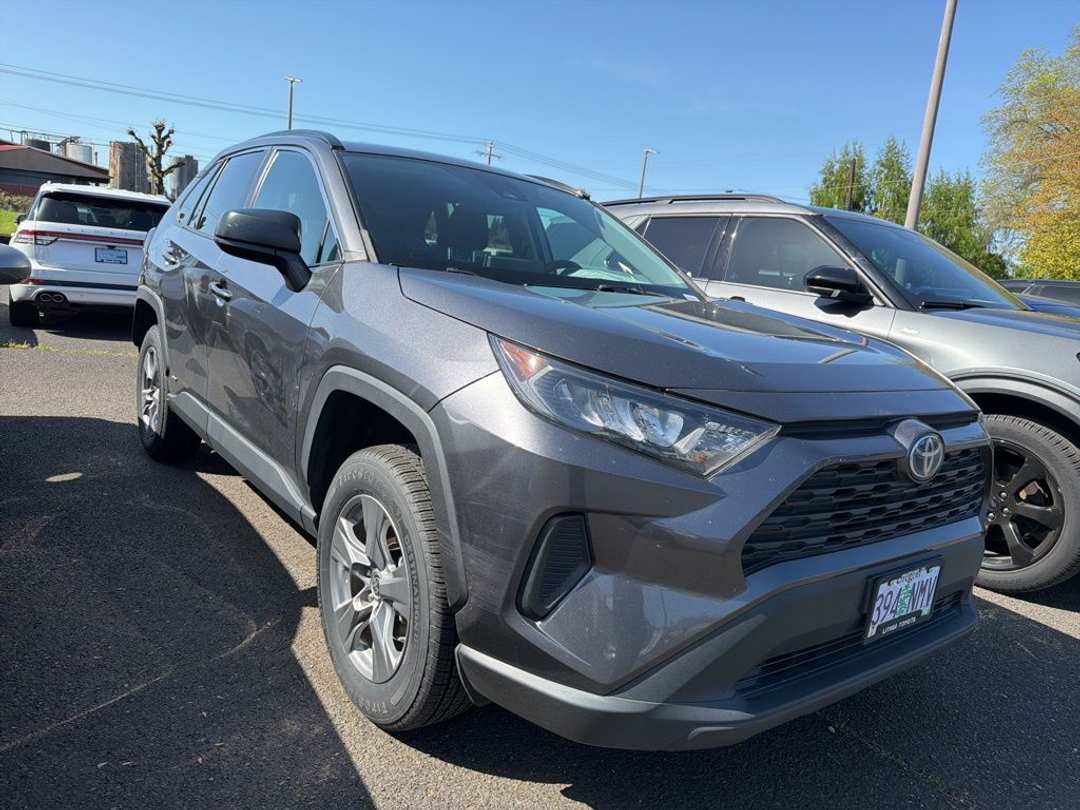 2022 Toyota Rav4 LE - Image 3