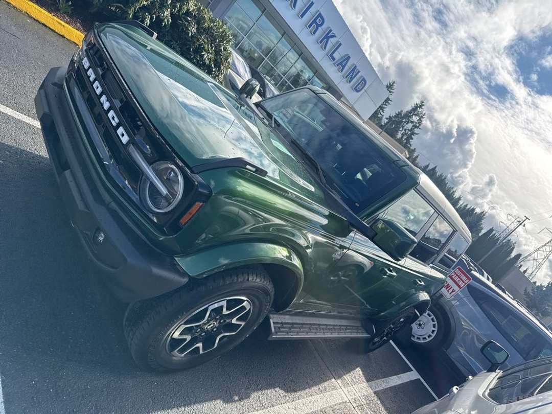 2025 Ford Bronco Outer Banks - Image 2