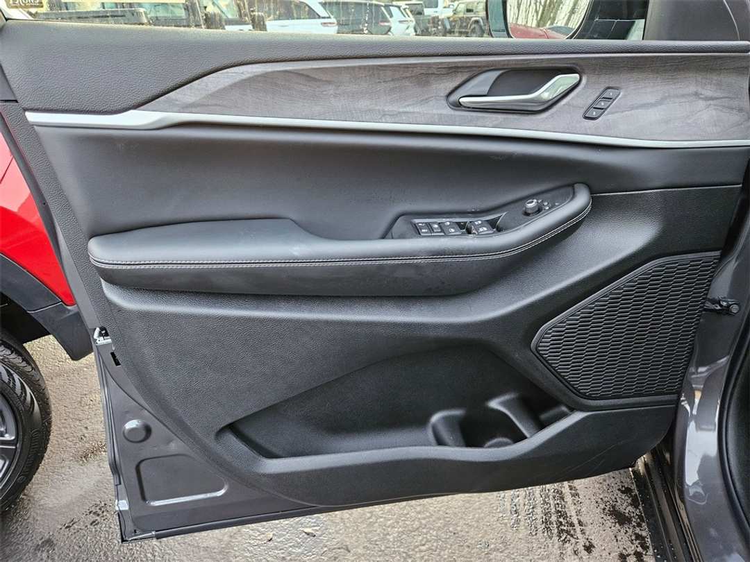 2025 Jeep Grand Cherokee Limited - Image 10