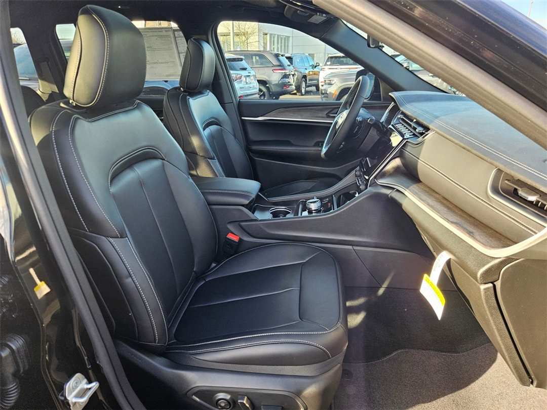 2025 Jeep Grand Cherokee Limited - Image 37