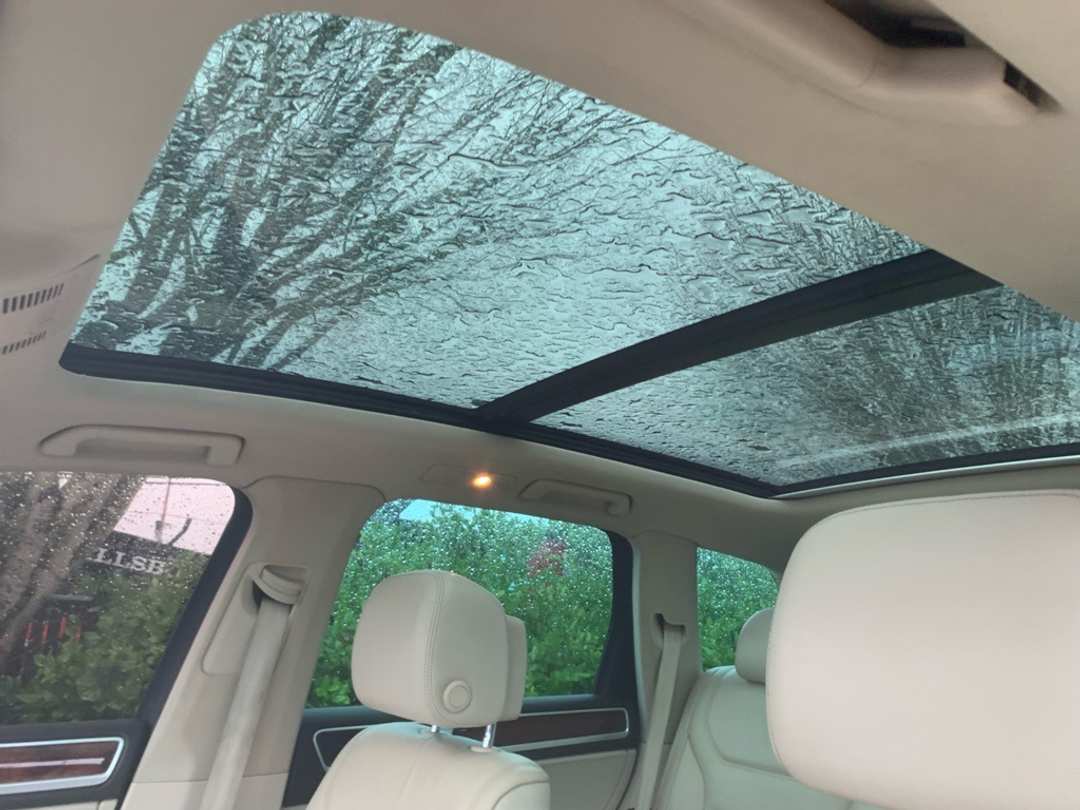 2012 Volkswagen Touareg V6 TDI - Image 9