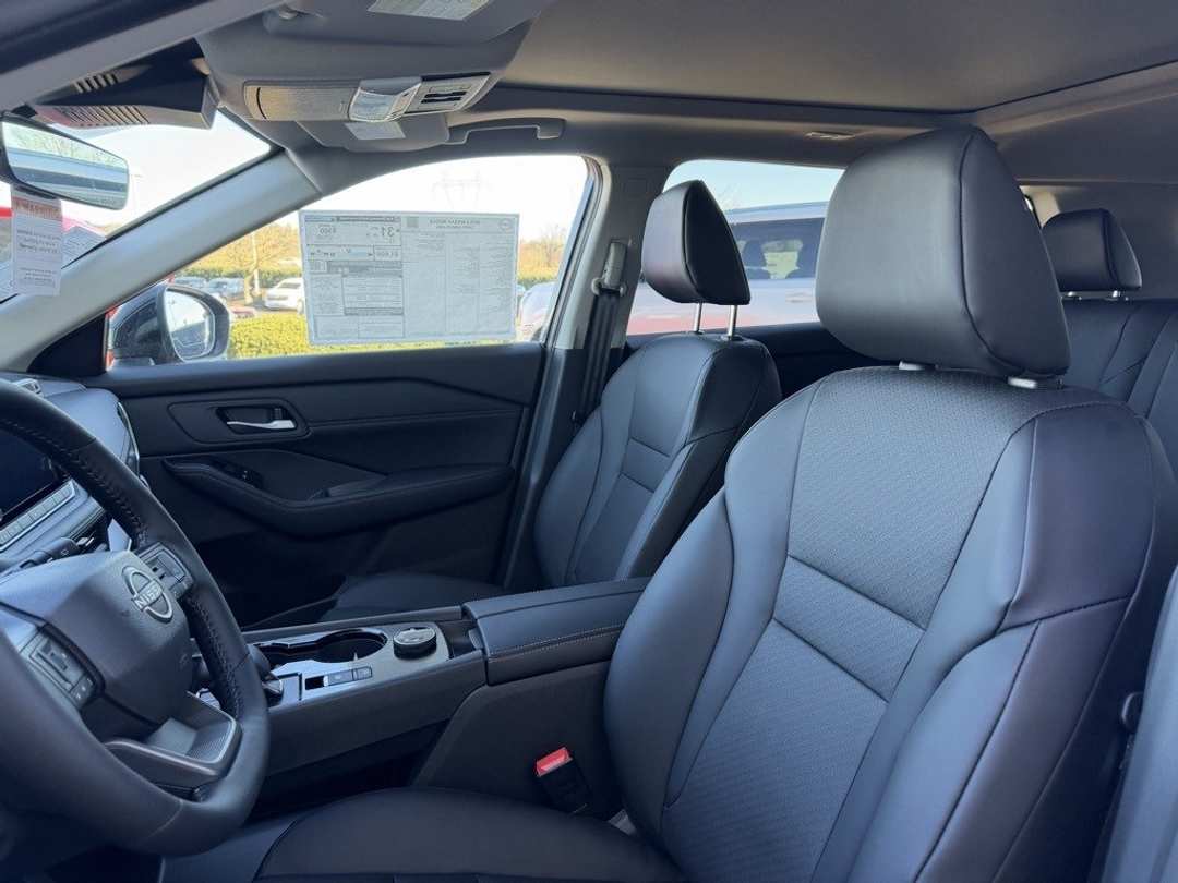 2026 Nissan Rogue Dark Armor - Image 14