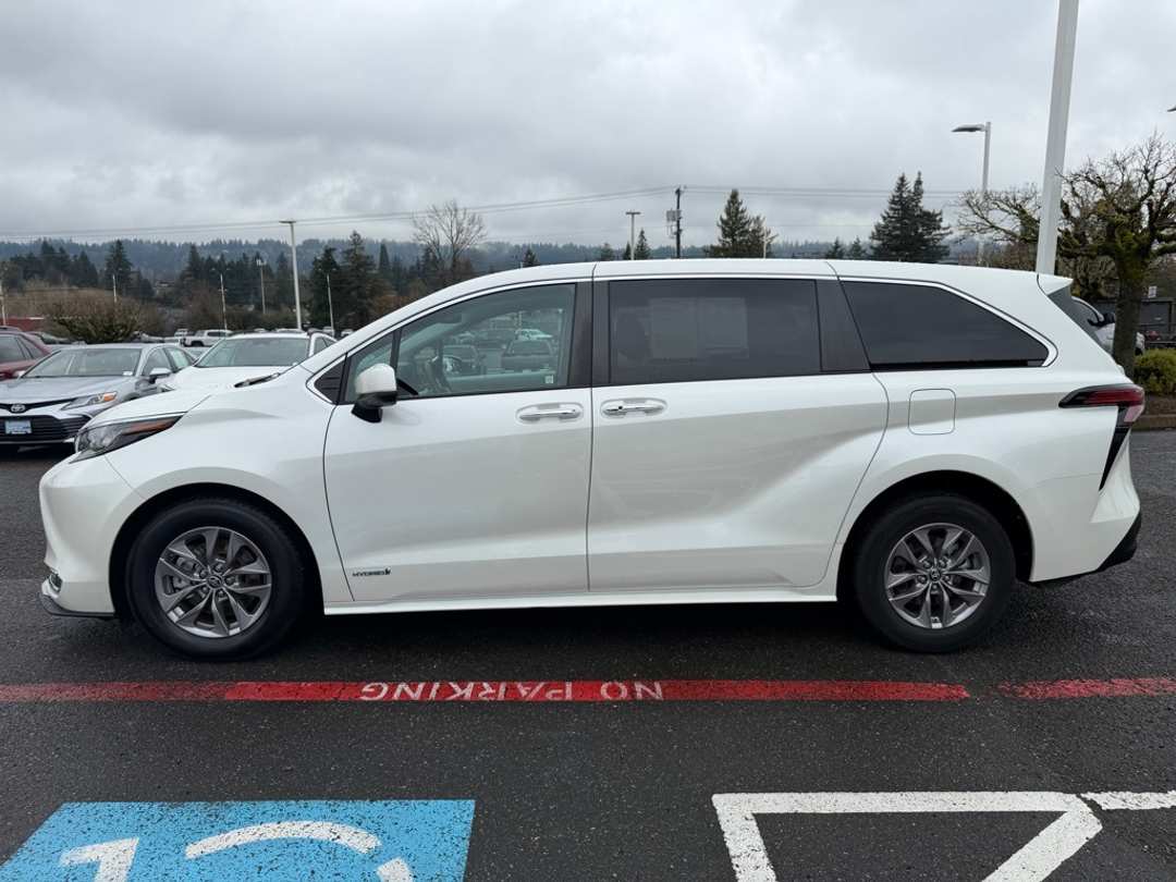 2021 Toyota Sienna XLE - Image 5