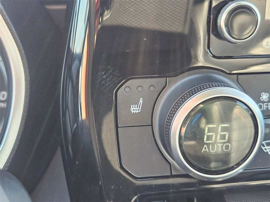 2020 Toyota Highlander XLE - Image 23