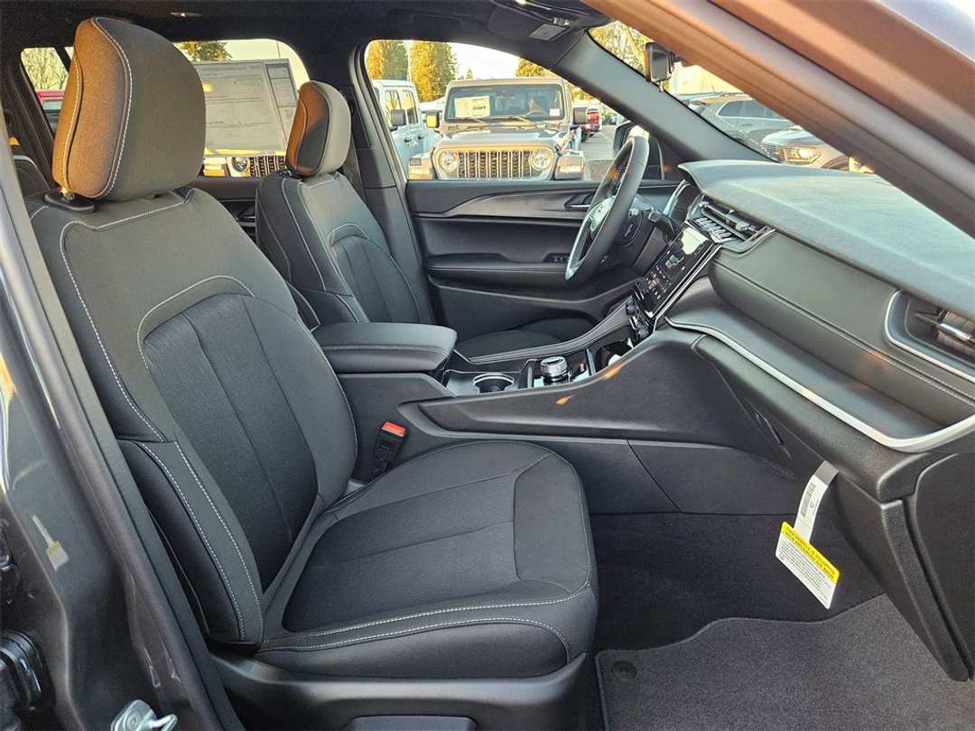 2025 Jeep Grand Cherokee L Laredo - Image 36