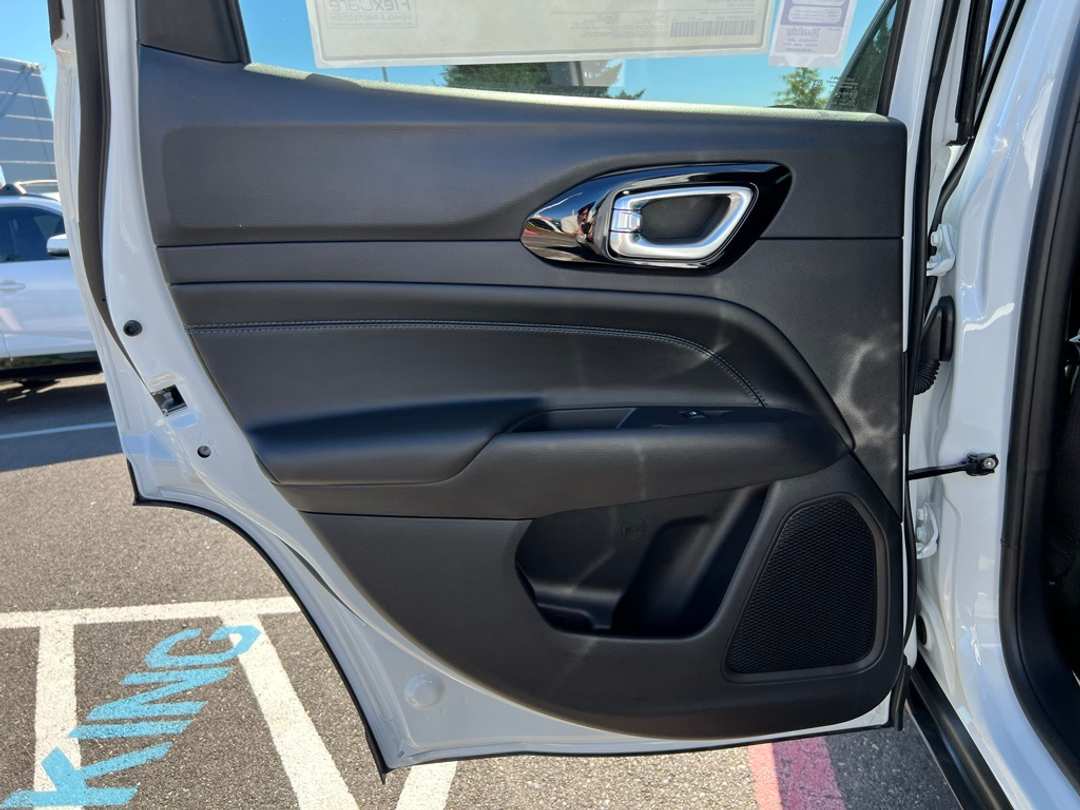 2026 Jeep Compass Latitude - Image 25