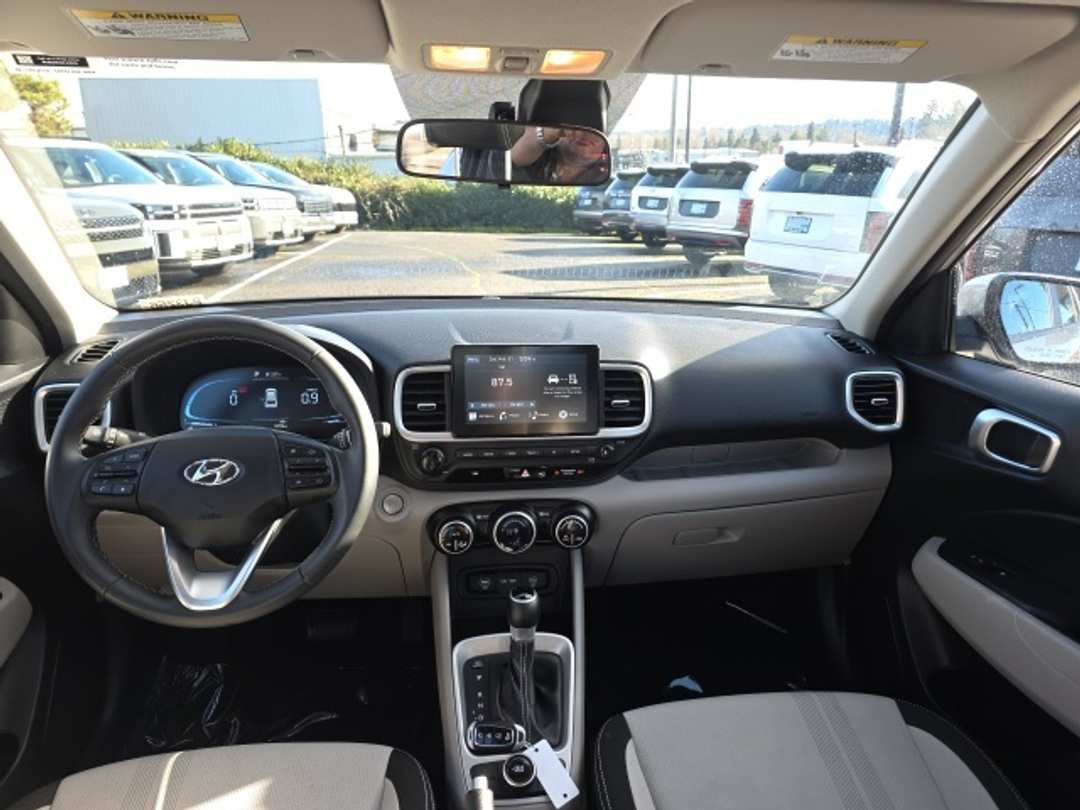 2025 Hyundai Venue SEL - Image 30