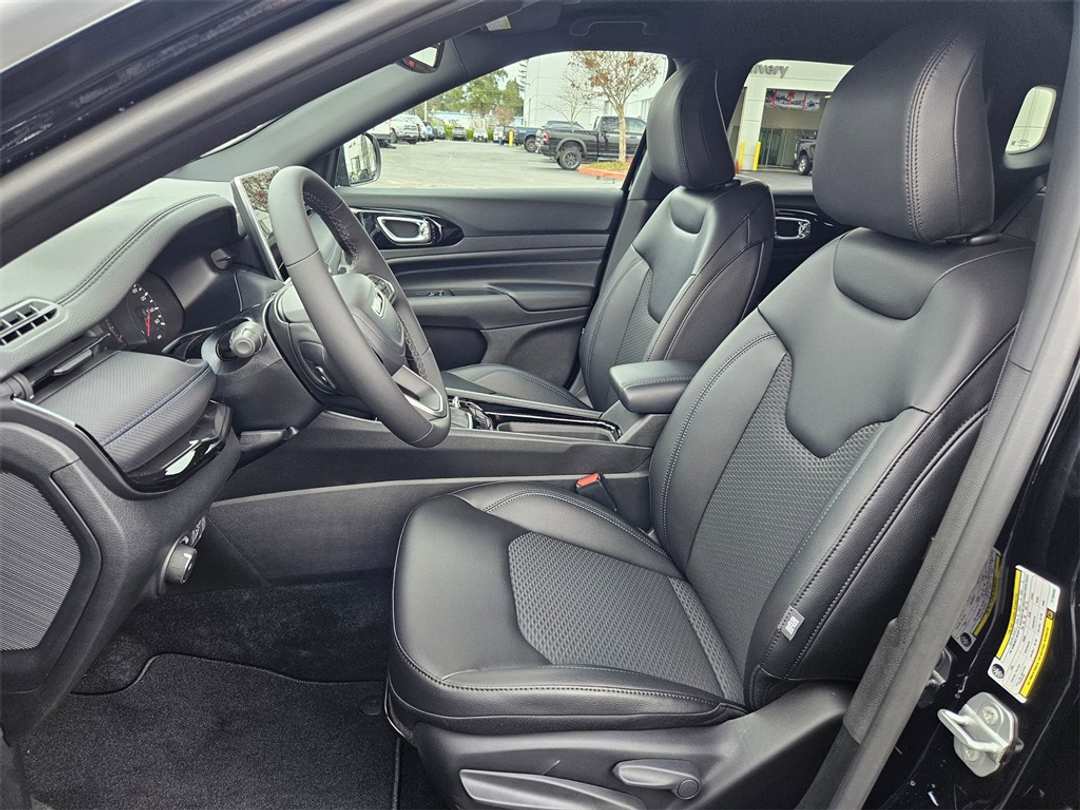 2026 Jeep Compass Latitude - Image 14