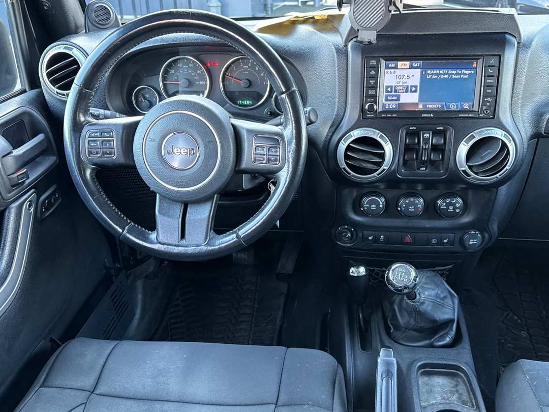 2012 Jeep Wrangler Unlimited Rubicon - Image 13