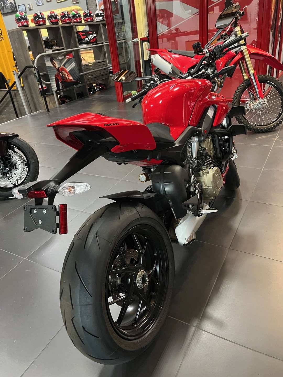 2025 Ducati Streetfighter V4 - Image 2