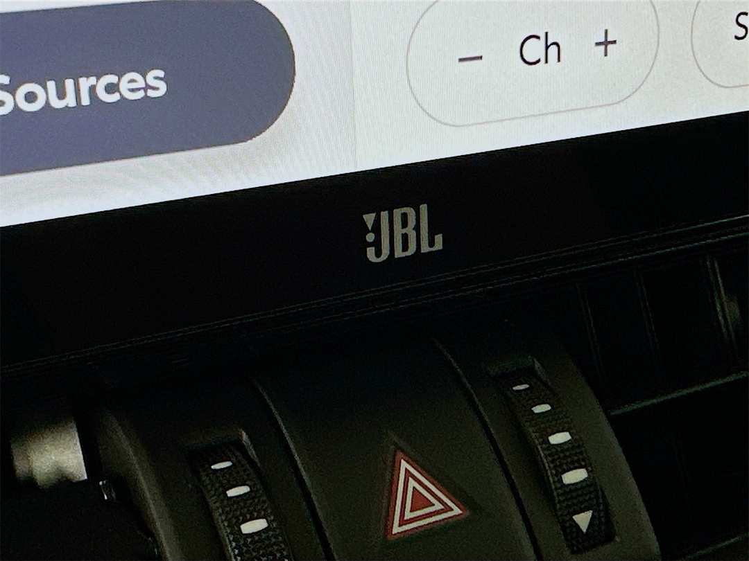 2025 Toyota Rav4 XLE Premium - Image 19