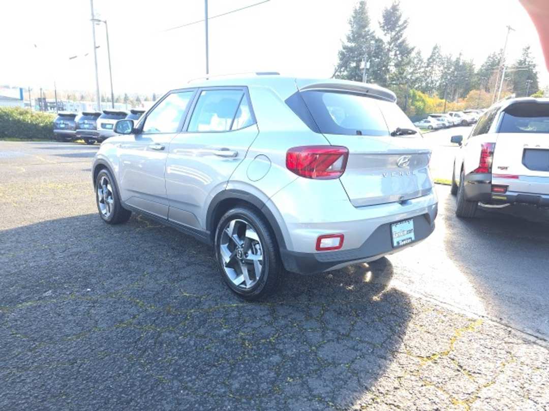 2025 Hyundai Venue SEL - Image 7