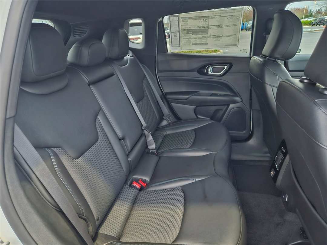 2026 Jeep Compass Latitude - Image 32