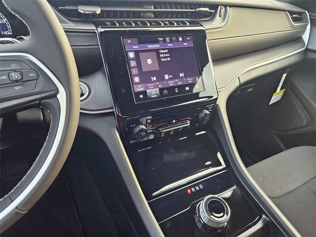 2025 Jeep Grand Cherokee L Laredo - Image 19