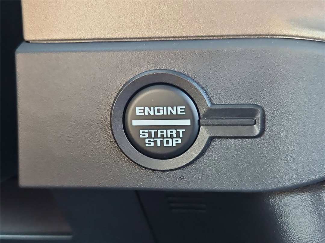 2025 Ford Bronco Outer Banks - Image 16