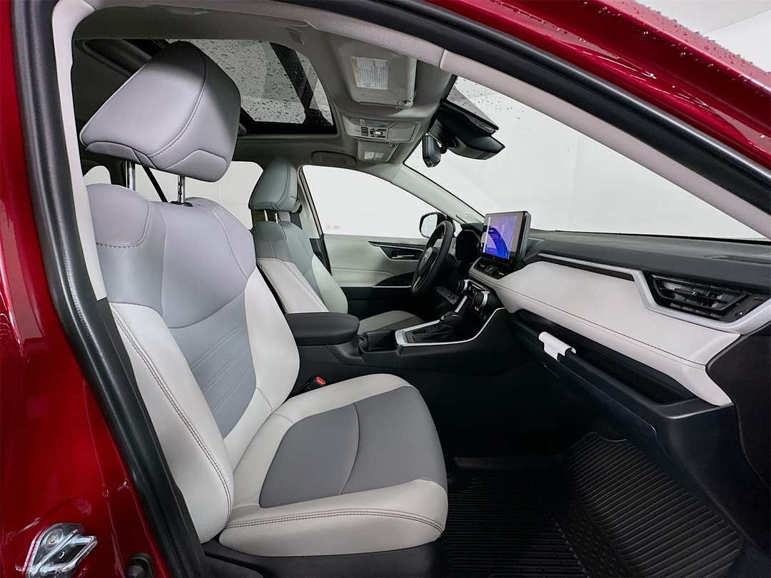2025 Toyota Rav4 XLE Premium - Image 30