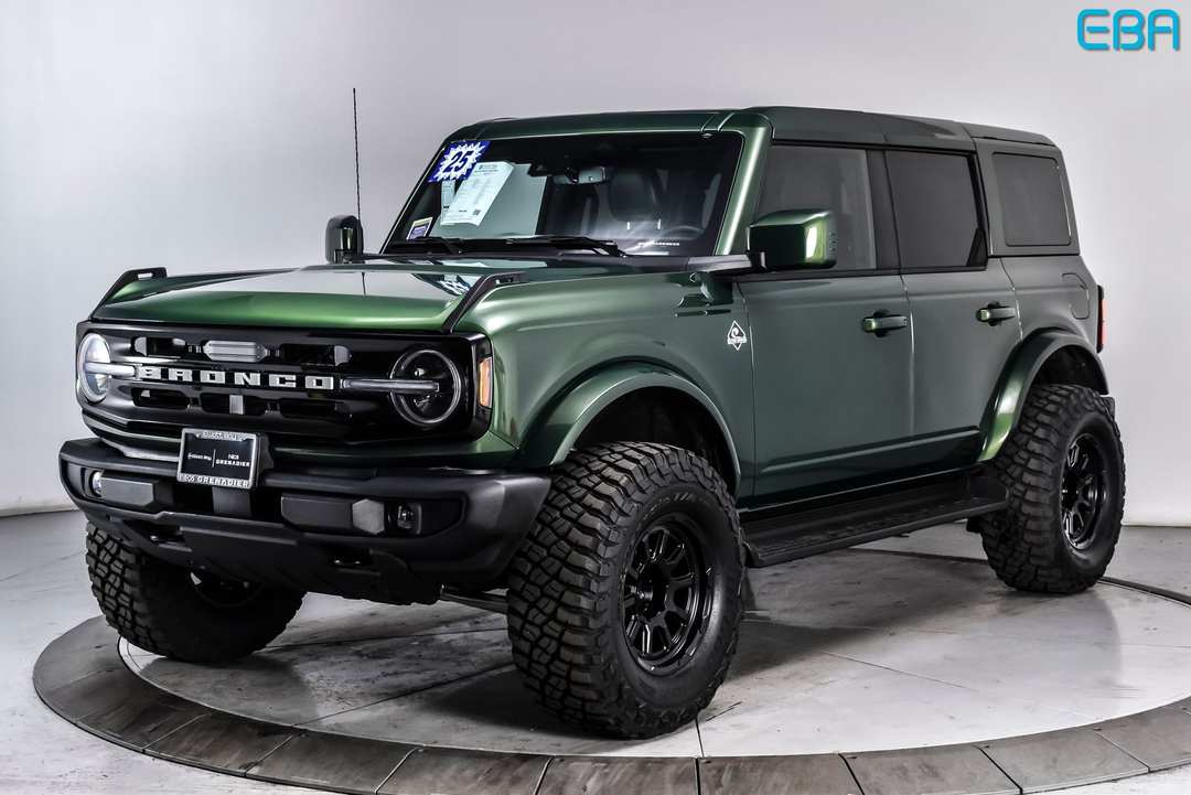 2025 Ford Bronco Outer Banks - Image 2