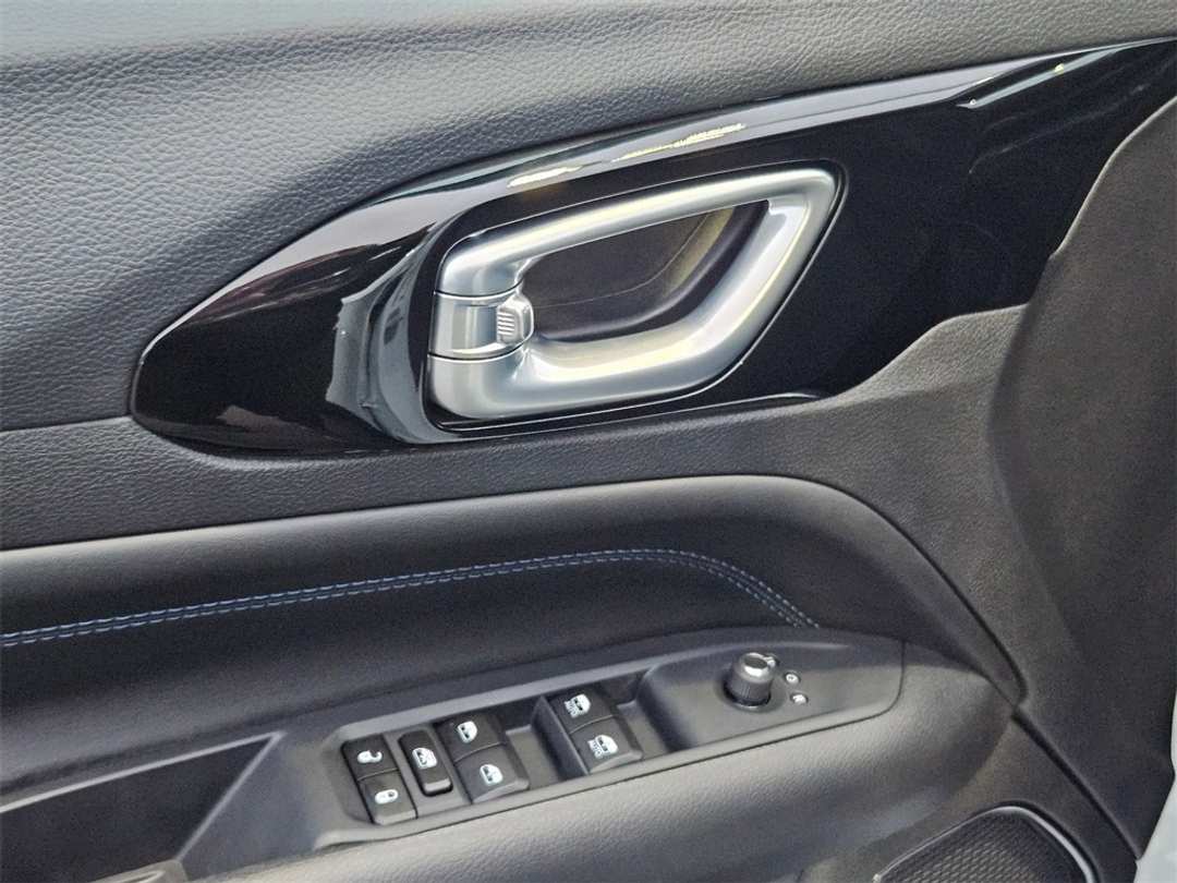 2026 Jeep Compass Latitude - Image 11