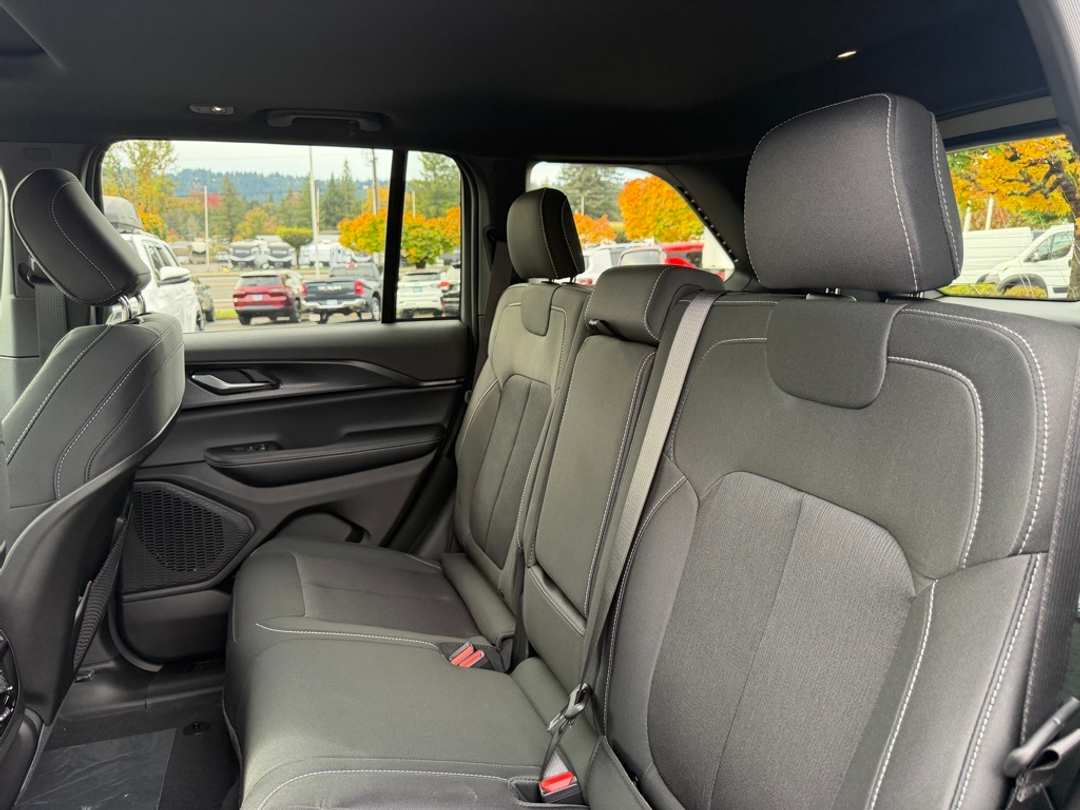 2025 Jeep Grand Cherokee Laredo X - Image 32