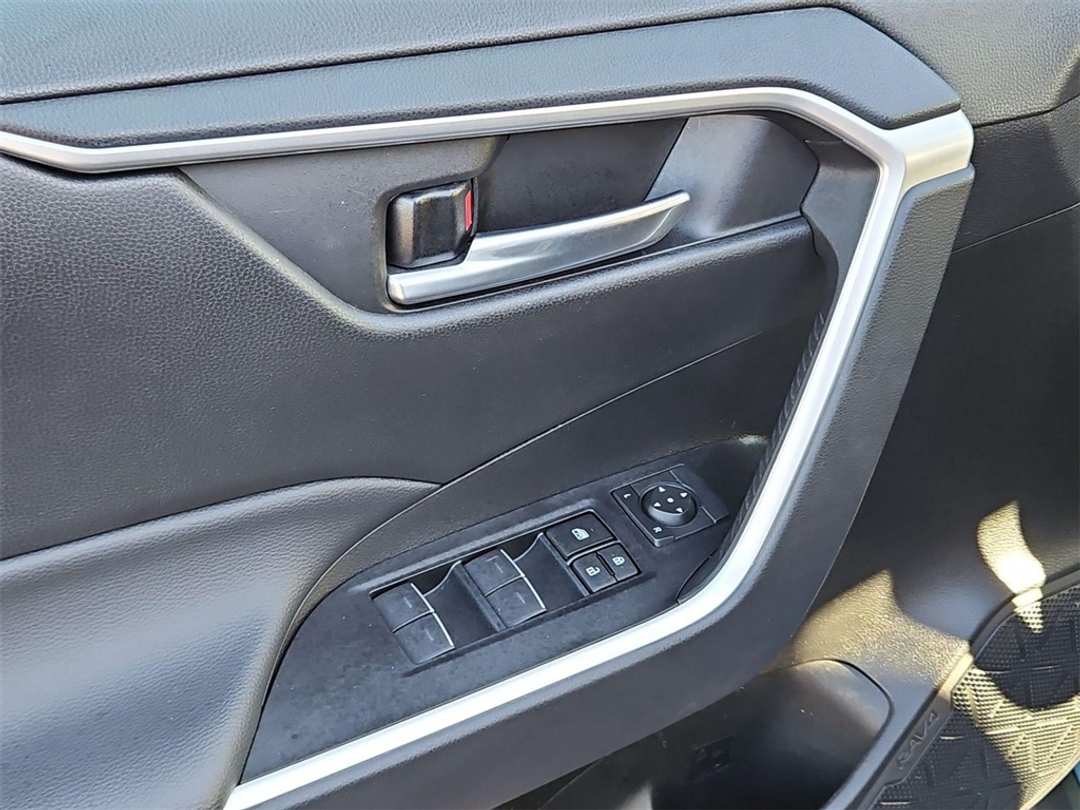 2023 Toyota Rav4 SE - Image 11