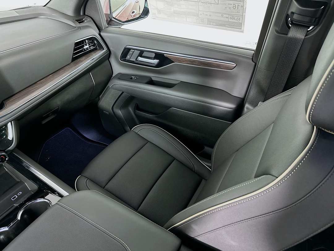 2025 Chevrolet Suburban Premier - Image 25