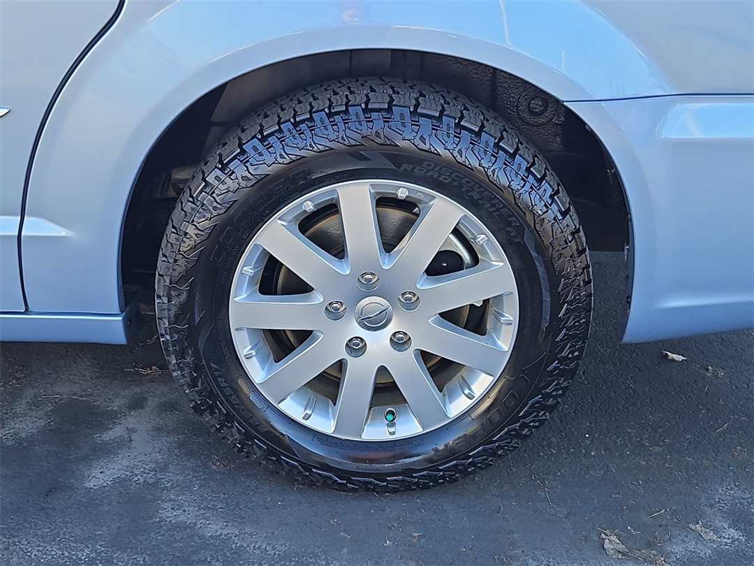 2012 Chrysler Town & Country TouringL - Image 30