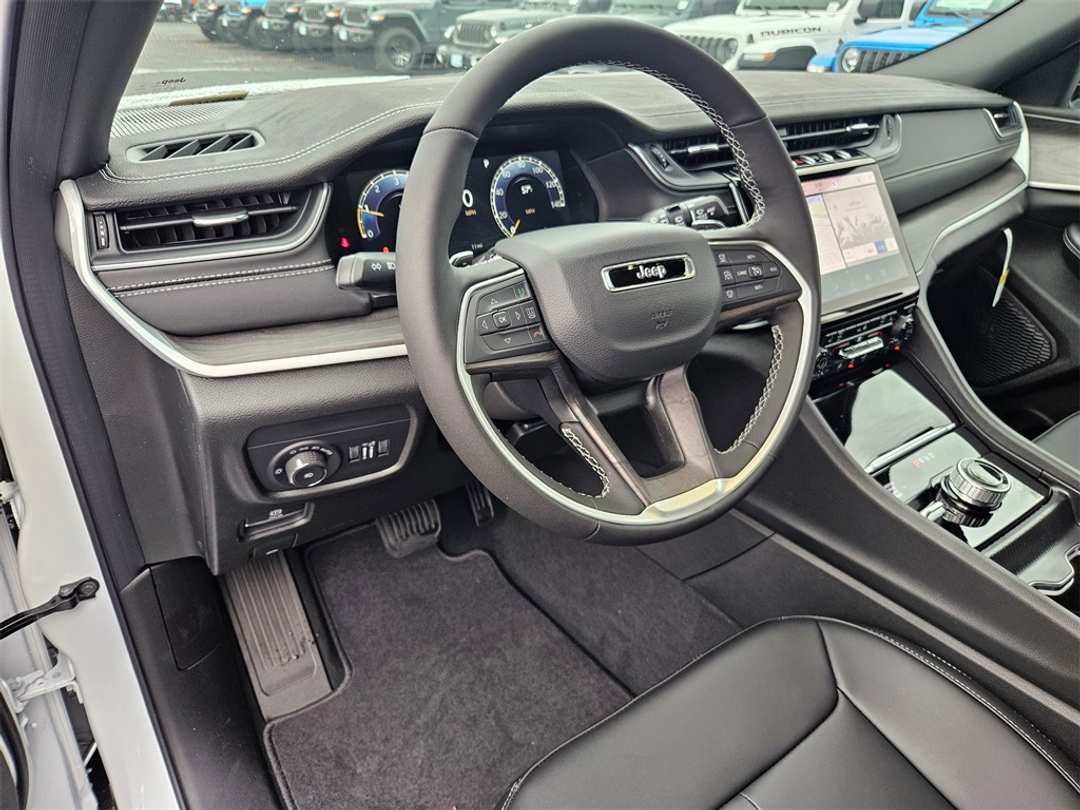 2025 Jeep Grand Cherokee L Limited - Image 13
