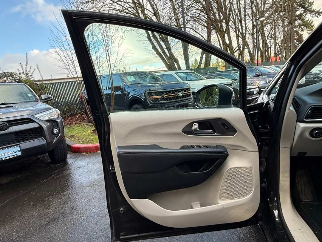 2023 Chrysler Pacifica Touring L - Image 25