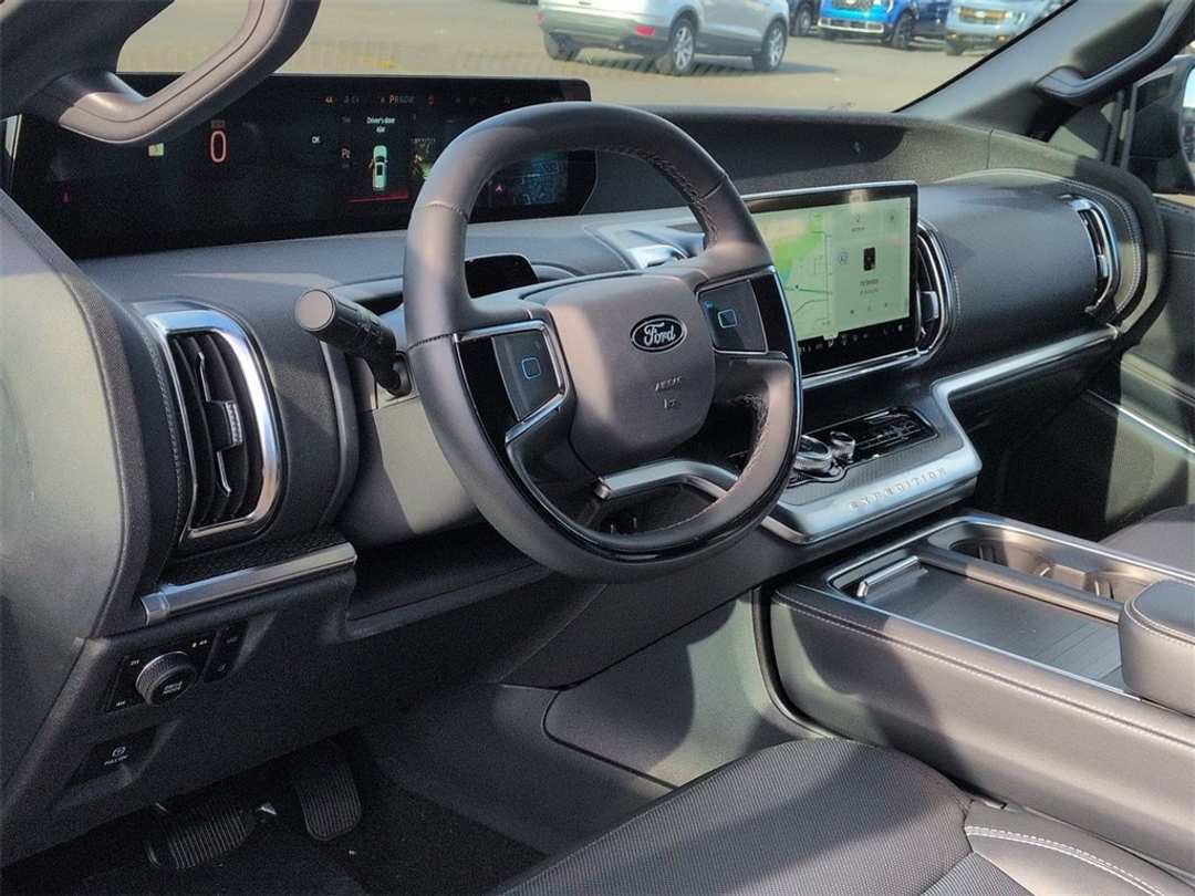 2025 Ford Expedition Platinum - Image 12
