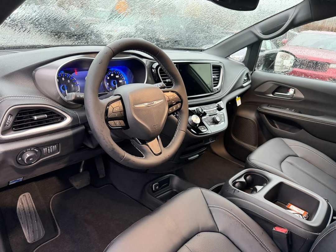 2026 Chrysler Pacifica Select - Image 17