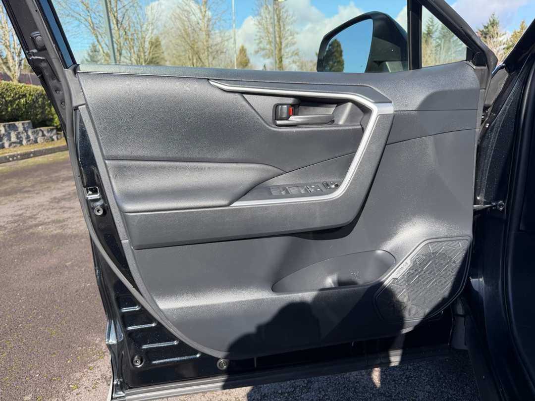 2020 Toyota Rav4 LE - Image 12