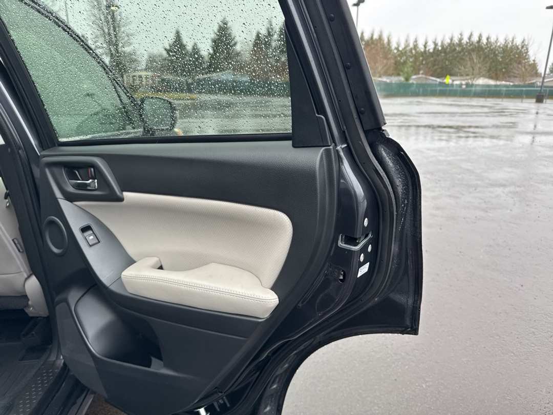 2016 Subaru Forester 2.5i Touring - Image 24