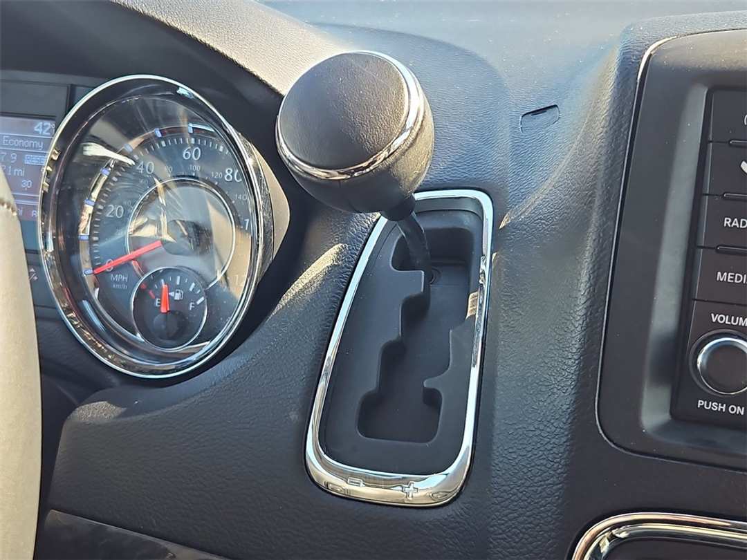 2012 Chrysler Town & Country TouringL - Image 20