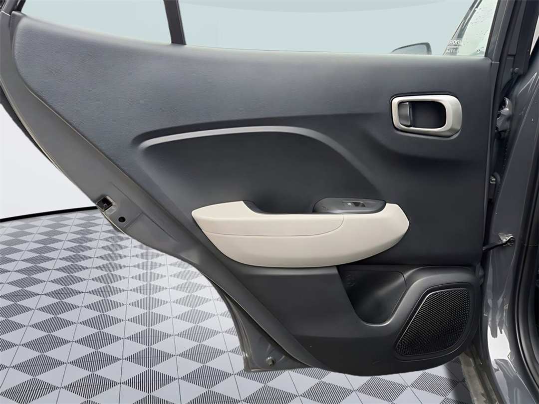 2025 Hyundai Venue SEL - Image 27