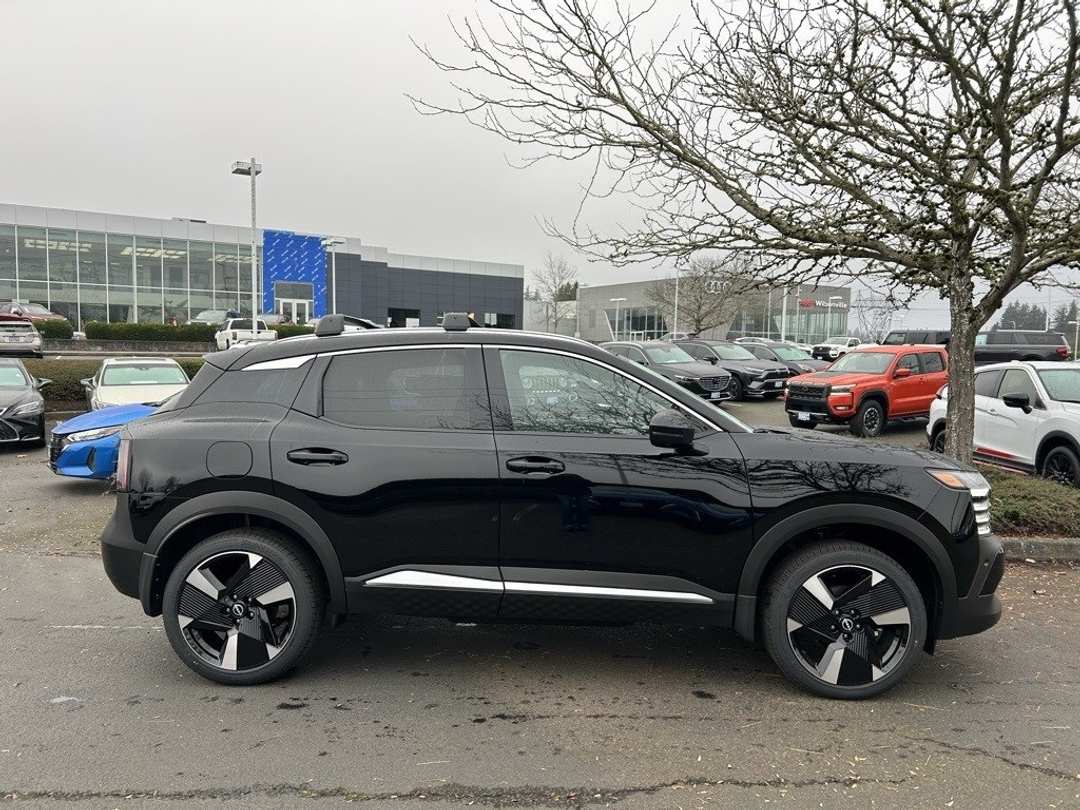 2025 Nissan Kicks SR - Image 4