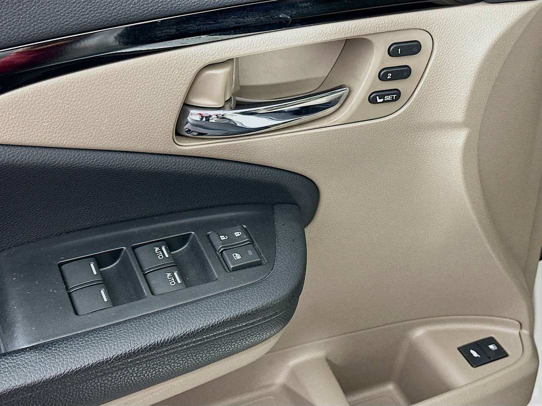 2017 Honda Pilot Touring - Image 19
