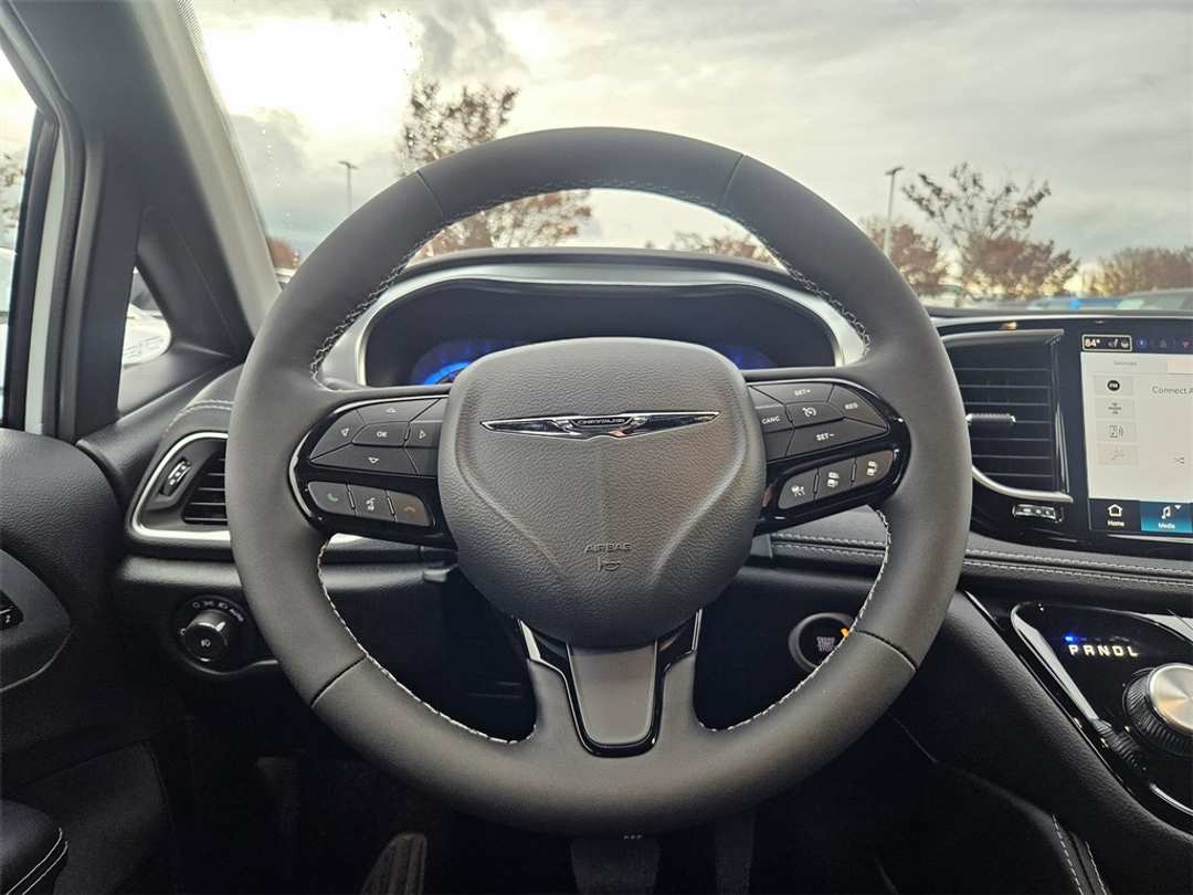 2026 Chrysler Pacifica Limited - Image 15