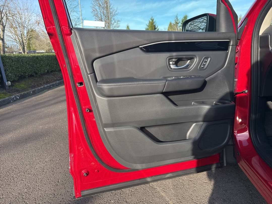 2025 Honda Pilot Touring - Image 12