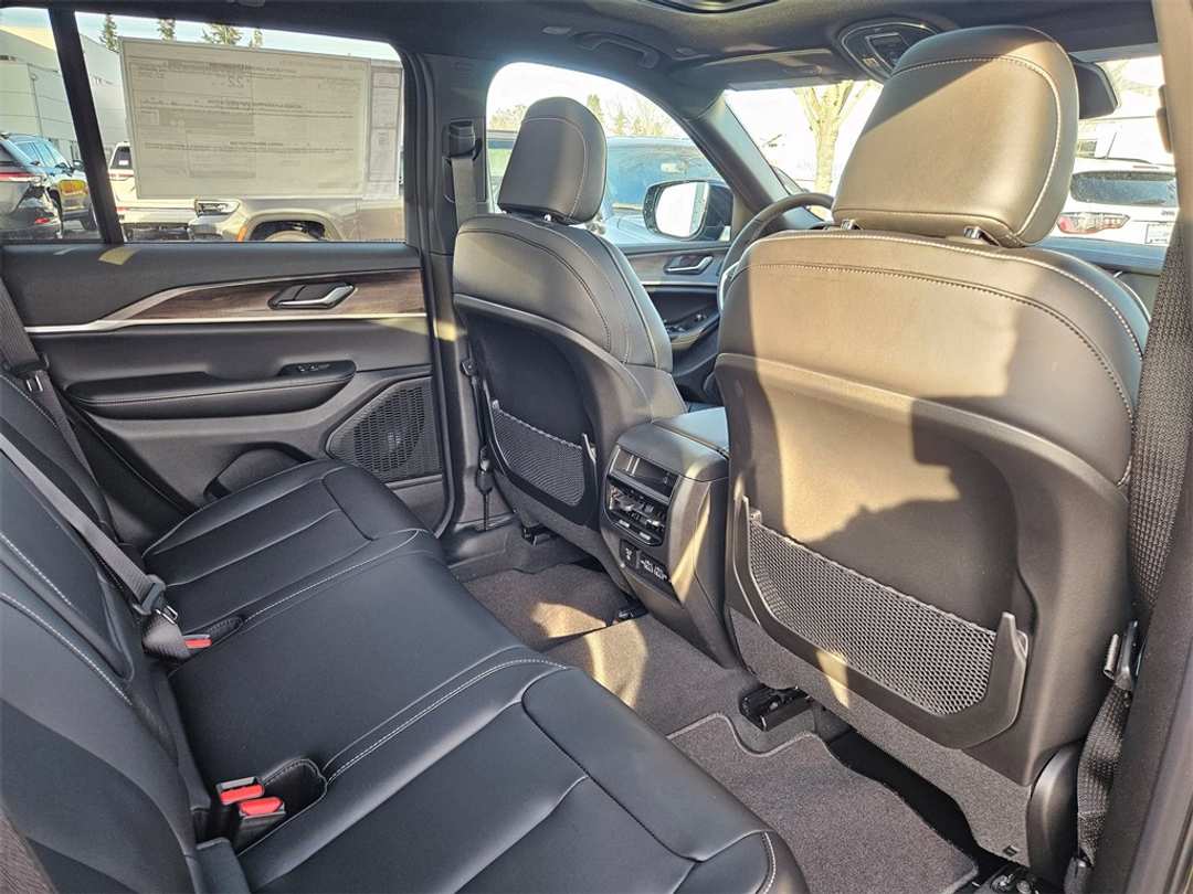 2025 Jeep Grand Cherokee Limited - Image 35