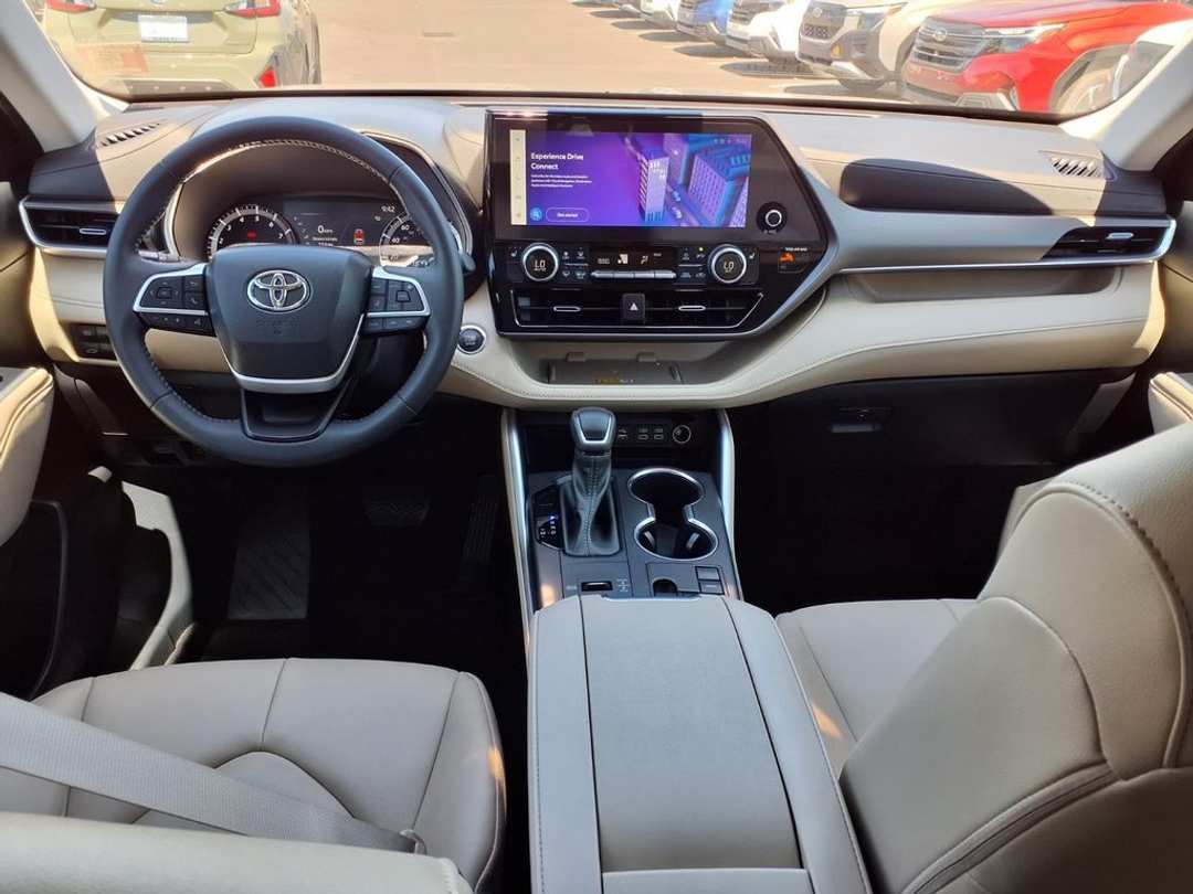 2023 Toyota Highlander XLE - Image 2