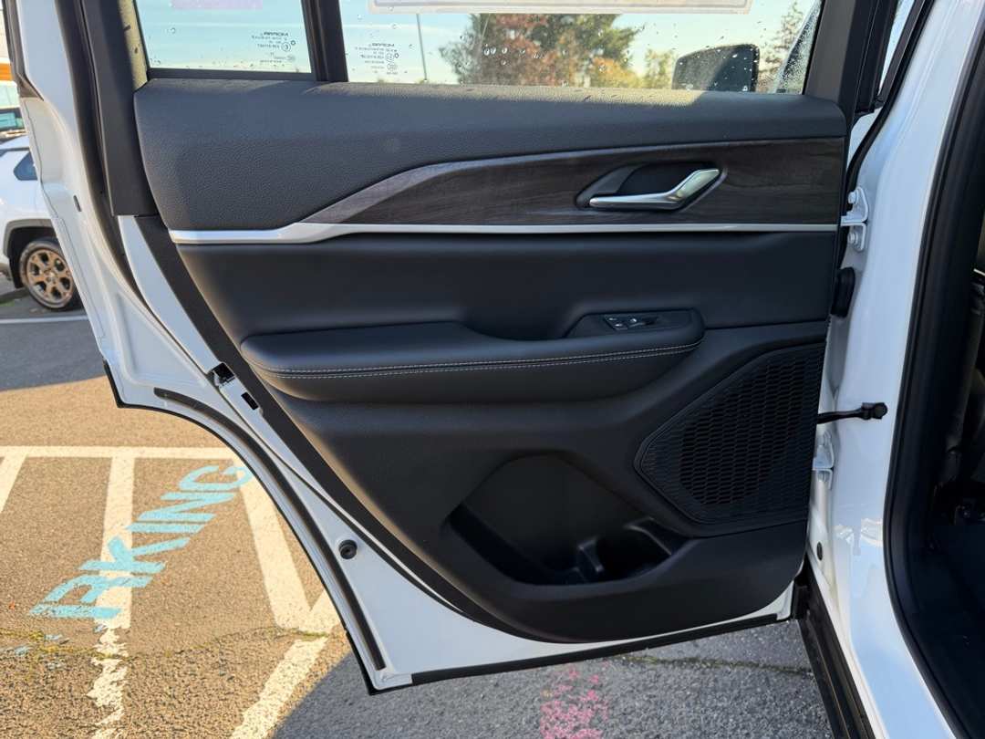 2025 Jeep Grand Cherokee Limited - Image 29