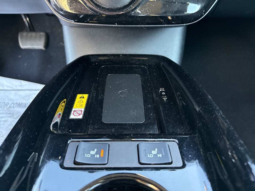 2021 Toyota Prius XLE AWDe - Image 16