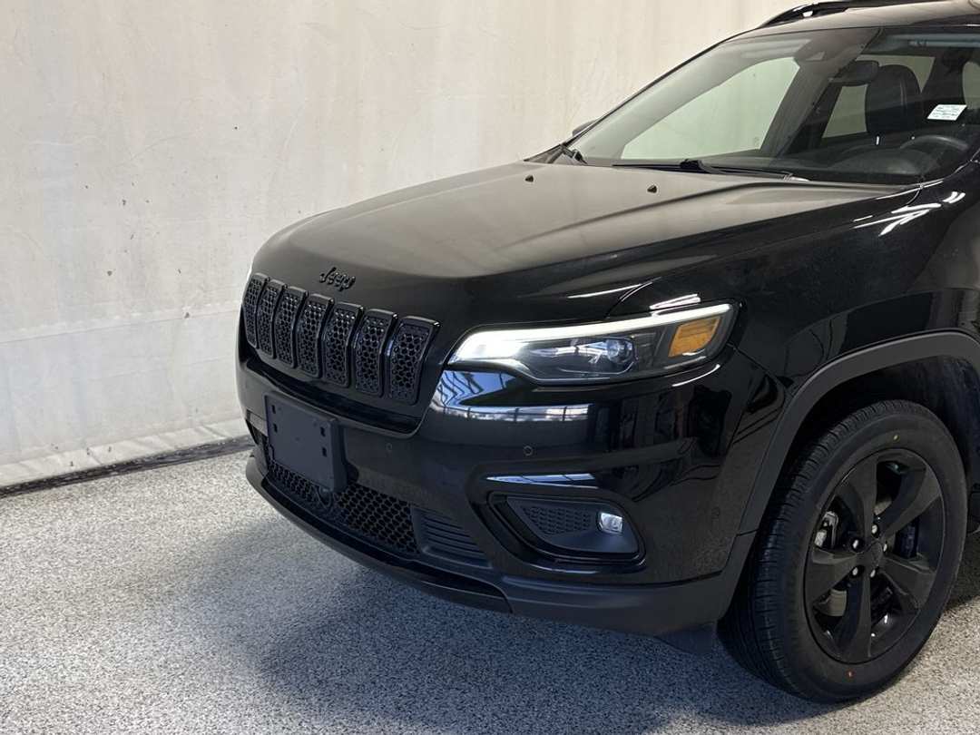 2023 Jeep Cherokee Altitude - Image 3