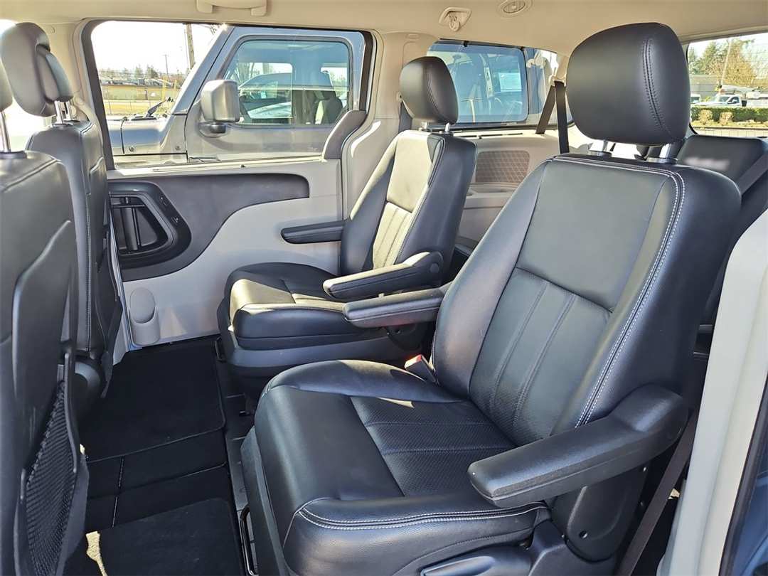 2012 Chrysler Town & Country TouringL - Image 23