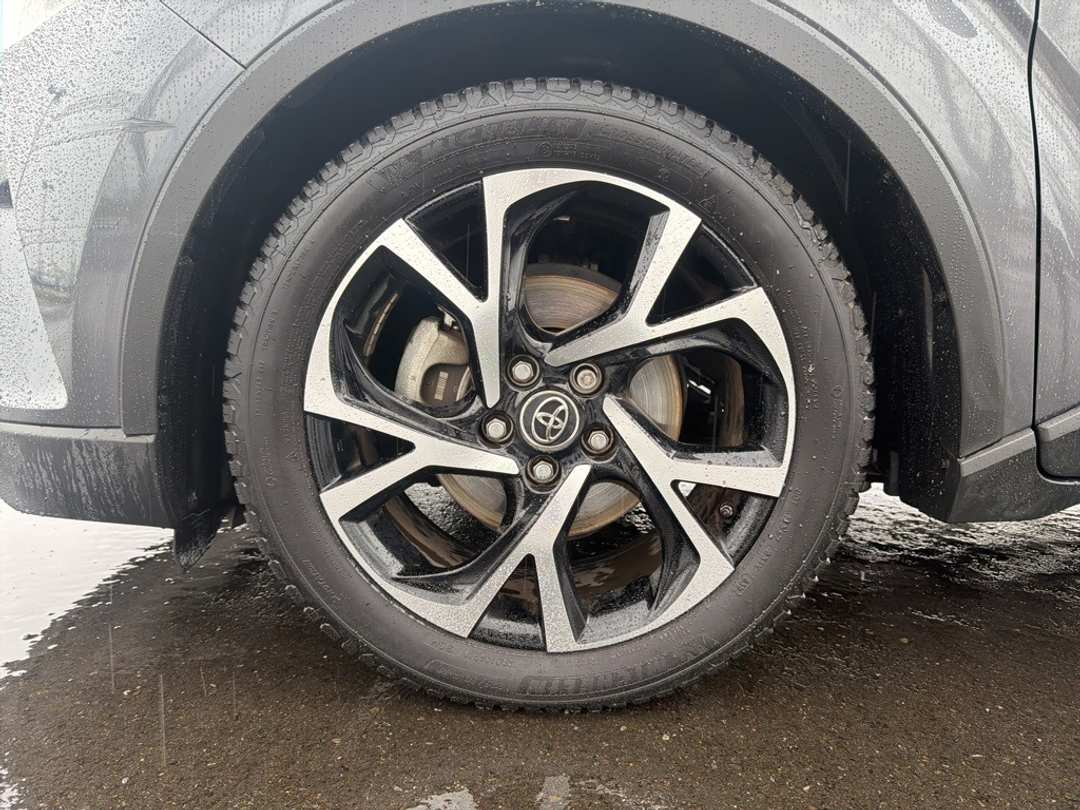 2019 Toyota C-Hr XLE - Image 9