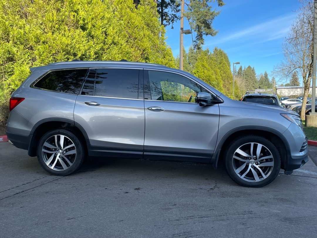 2017 Honda Pilot Touring - Image 3